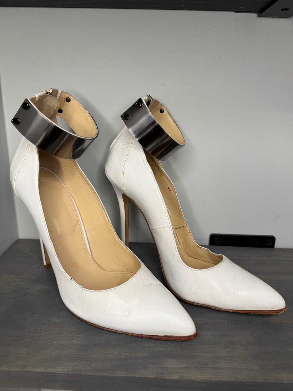 Olcay Glusen White Pointed Toe Ankle Cuff Pumps
